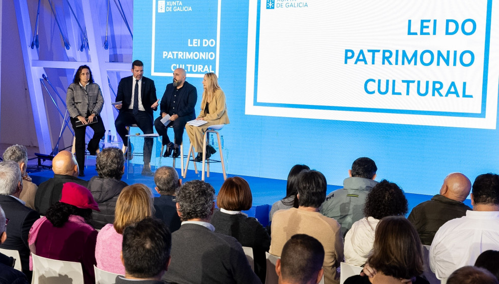 El responsable autonómico de Cultura, José López Campos, acompañado por las delegadas territoroales de la Xunta en A Coruña y Ferrol, Belén do Campo e Martina Aneiros, y e por el director xeral 