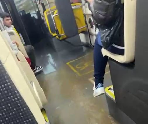 Agua en el interior de un autbu00fas en el Vallu00e9s