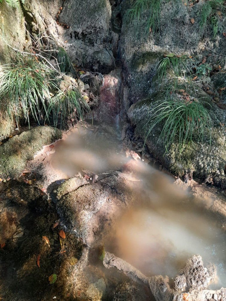 Alarma por contaminación constante en el río Oitavén: vertidos de aguas residuales y potencial peligro para la salud