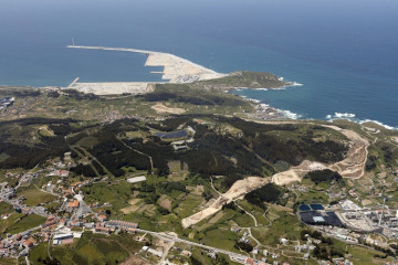 Archivo - Puerto exterior de A Coruña, Punta Langosteira (vista aérea)