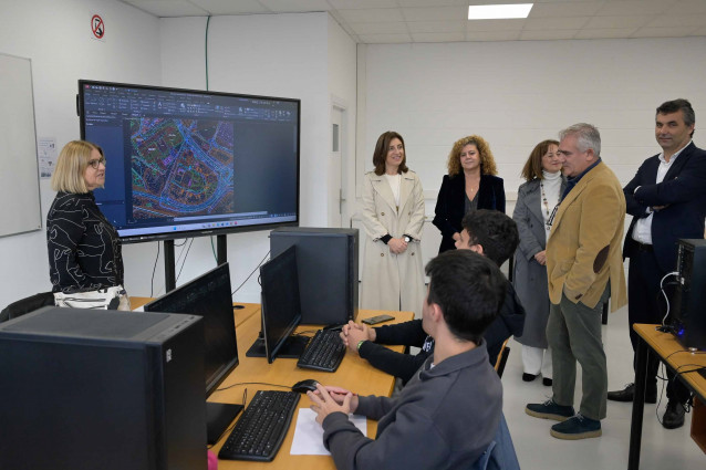 La conselleira de Medio Ambiente e Cambio Climático, Ángeles Vázquez, durante su visita, este viernes, al Centro Integral de Formación Profesional (CIFP) Someso de A Coruña.