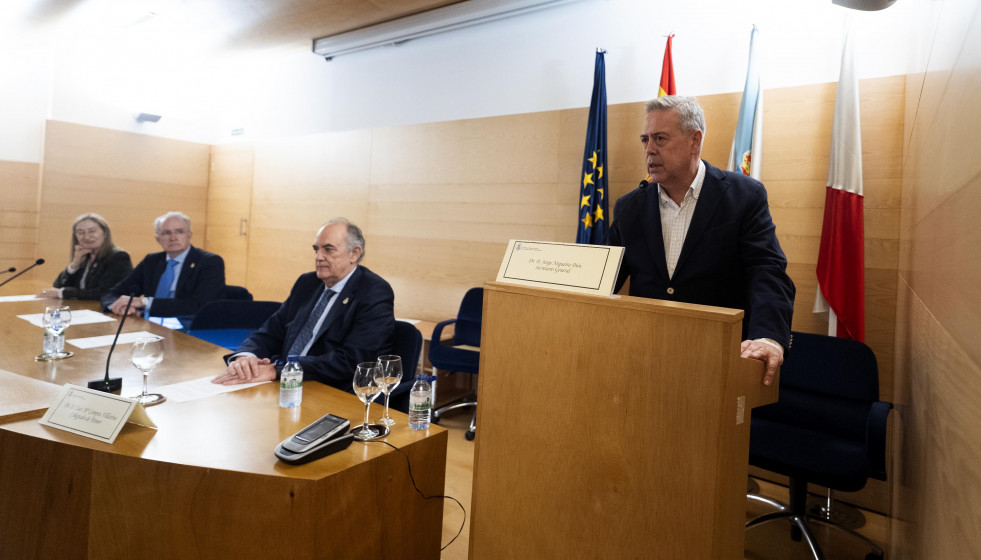 El conselleiro de Sanidade, Antonio Gómez Caamaño, interviene en el acto de reconocimiento a médicos jubilados del Colegio de Médicos de Pontevedra, celebrado en Vigo.