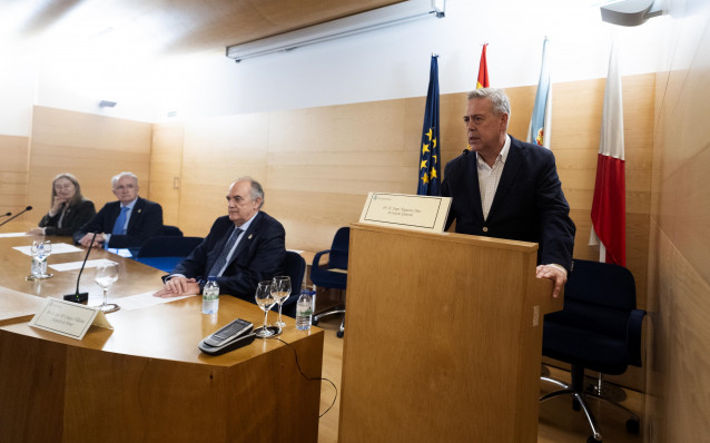 El conselleiro de Sanidade, Antonio Gómez Caamaño, interviene en el acto de reconocimiento a médicos jubilados del Colegio de Médicos de Pontevedra, celebrado en Vigo.