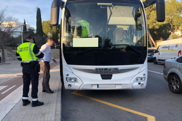 Archivo - Campaña de la DGT sobre control de transporte escolar, en Palma (Illes Balears).