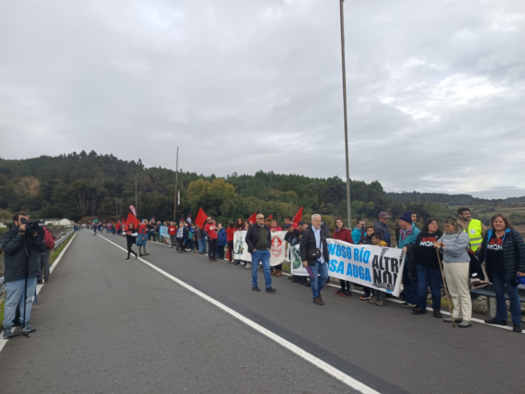 Cadena humana contra el proyecto de la mina de Touro-O Pino y el de Altri en el embalse de Portodemouros