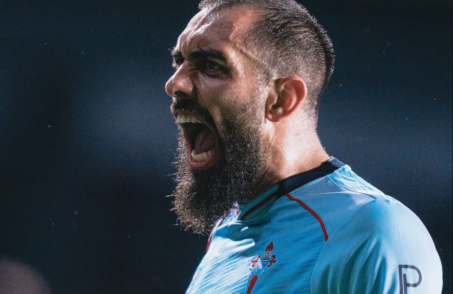 Borja Iglesias celebra su golazo al FC Barcelona en Balau00eddos