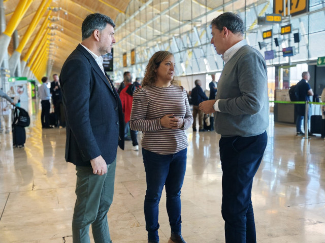 Besteiro, con otros dirigentes socialistas, en el aeropuerto.