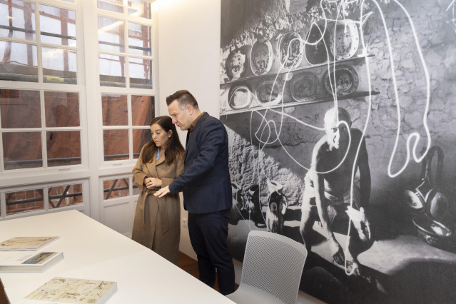 La alcaldesa de A Coruña, Inés Rey, durante su visita a la Casa Museo Picasso, situada en el número 14 de la calle Payo Gómez de la ciudad herculina.