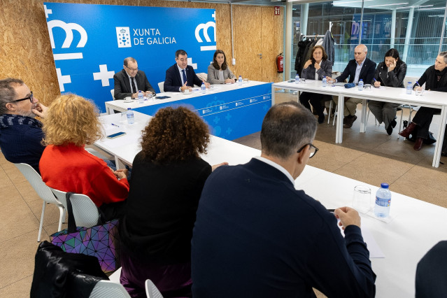 El conselleiro de Educación, Ciencia, FP e Universidades, Román Rodríguez, con representantes del CIGUS.