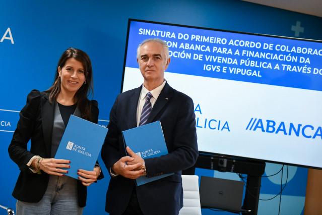 La conselleira de Vivenda e Planificación de Infraestruturas, María M. Allegue, y el el director de Negocio Institucional de Abanca en Galicia, José Lino Comesaña