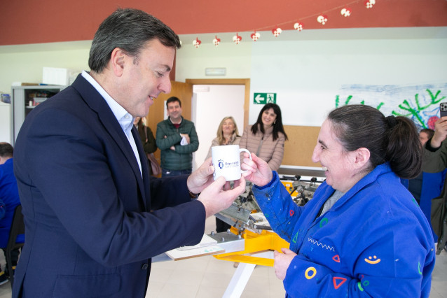 El presidente de la Diputación de A Coruña, Valentín González Formoso, en la visita a un centro