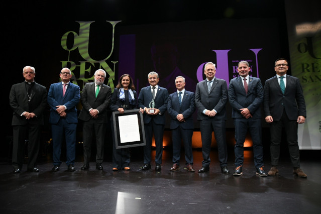 Entrega del Premio Ourensanía 2025 al oncólogo Rafael López López.