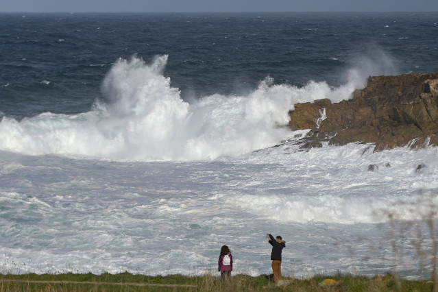 Archivo - Fuerte oleaje en la zona de la Torre de Hércules, a 27 de noviembre de 2021 en A Coruña, Galicia (España). Catorce de las diecisieta comunidades autónomas tienen este sábado riesgo (aviso amarillo) o riesgo importante (aviso naranja) por nieve,
