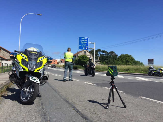 Control de velocidad de la Guardia Civil de Tráfico en el entorno de Ferrol