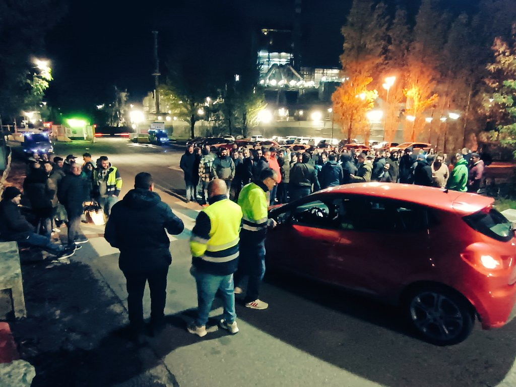 Piquetes a la puerta de Lourizu00e1n en la primera jornada de huelga en ENCE Pontevedra
