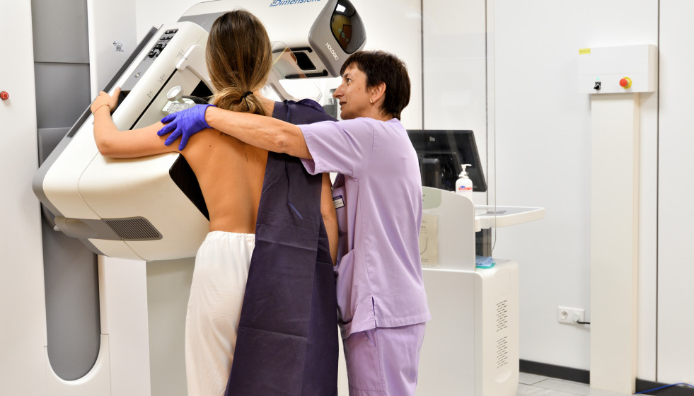 Archivo - Una mujer se realiza una mamografía.