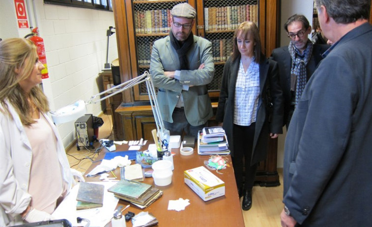 A restauración da biblioteca de Xelmírez rescata un libro de 1.523 e un Quixote de 1.780