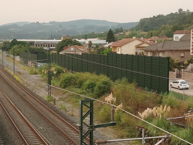 Barreras contra el ruido en el entorno de unas vías de tren