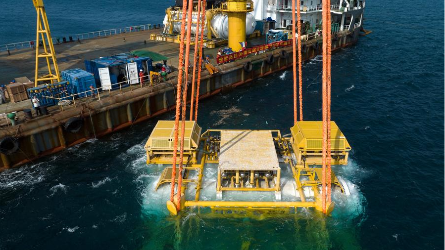 Clu00faster de computaciu00f3n inteligente submarina comercial de Hainan siendo sumergido en el mar cerca del condado autu00f3nomo de Lingshui Li, en la provincia de Hainan, al sur de China FOTO XINHUA