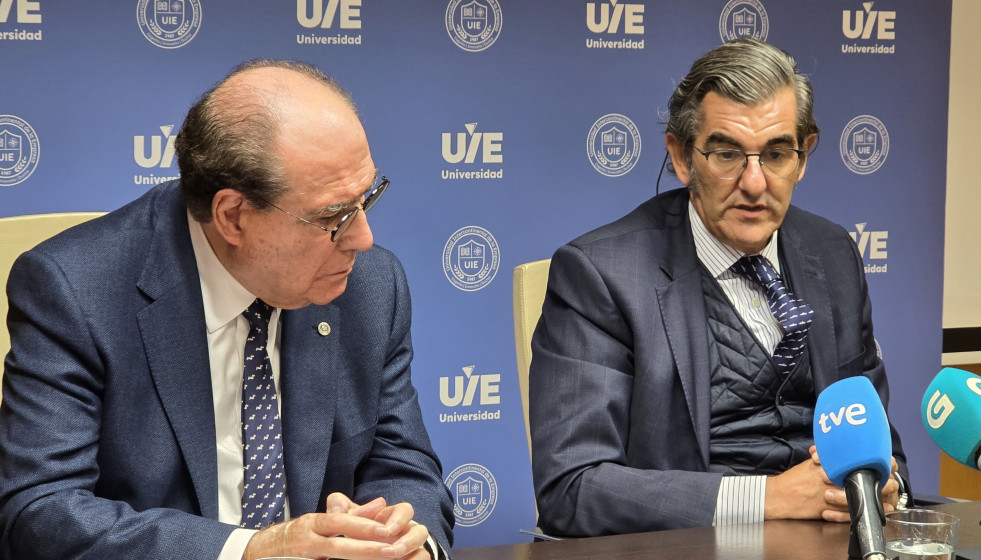 Juan Abarca Cidón, presidente de HM Hospitales, y  Miguel Ángel Escotet, rector de la Universidad Intercontinental de la Empresa (UIE)