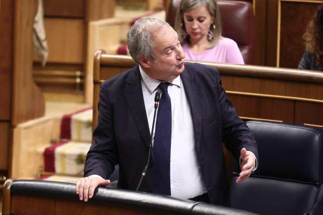 El ministro de Industria y Turismo, Jordi Hereu, durante una sesión de control al Gobierno, en el Congreso de los Diputados, a 12 de noviembre de 2025, en Madrid (España).