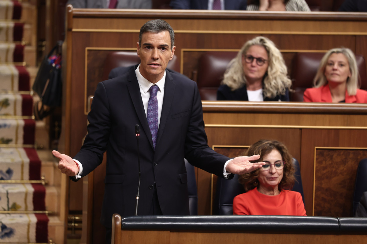 El presidente del Gobierno, Pedro Sánchez, interviene durante una sesión de control al Gobierno, en el Congreso de los Diputados, a 12 de noviembre de 2025, en Madrid (España). Sánchez ha acudido al Congreso para informar sobre los resultados de las últim
