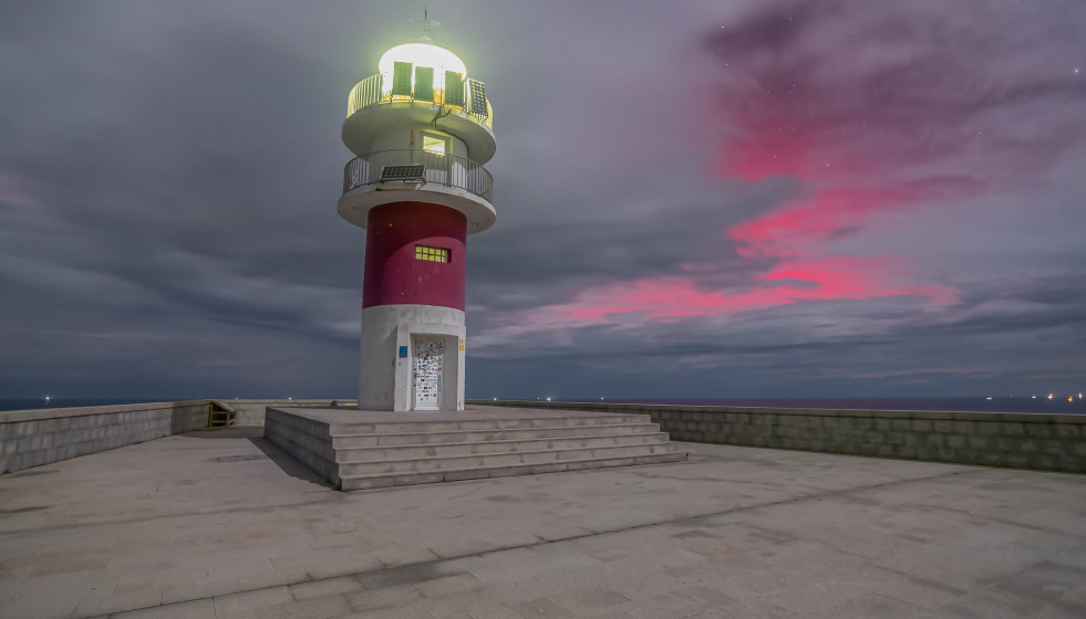 Aurora boreal en Cabo Ortegal en una foto de Victor Armada remita a O Tempo da CRTVG