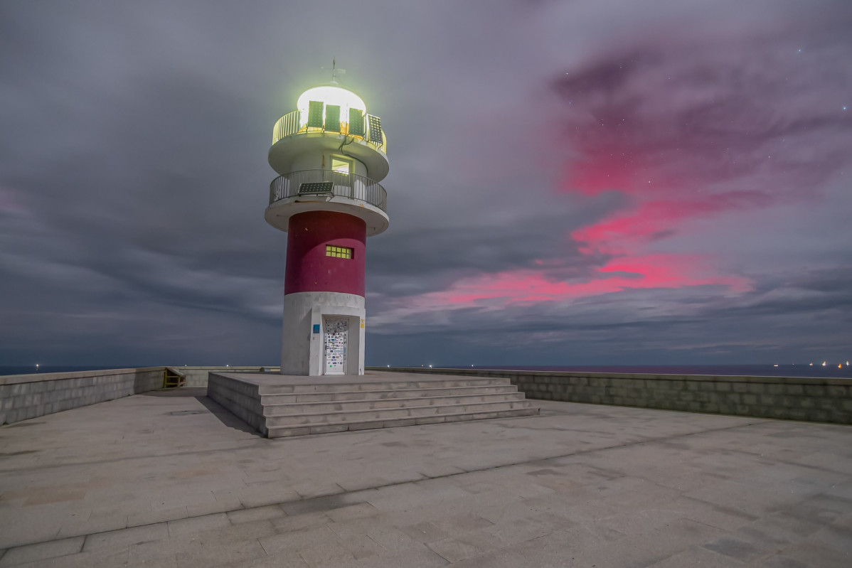 Aurora boreal en Cabo Ortegal en una foto de Victor Armada remita a O Tempo da CRTVG