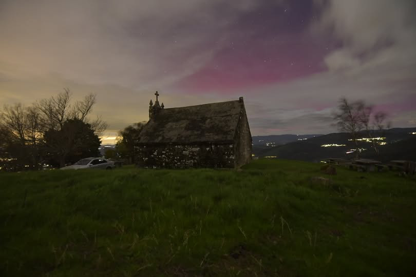 Aurora boreal en As Neves en una foto de Josu00e9 Manuel Galiu00f1anes remitida a O Tempo da CRTVG