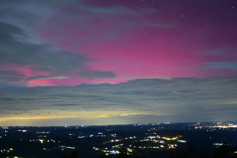 Aurora boreal en Vila de Cruces en una foto de Josu00e9 R Moiru00e9 remitida a O Tempo da CRTVG
