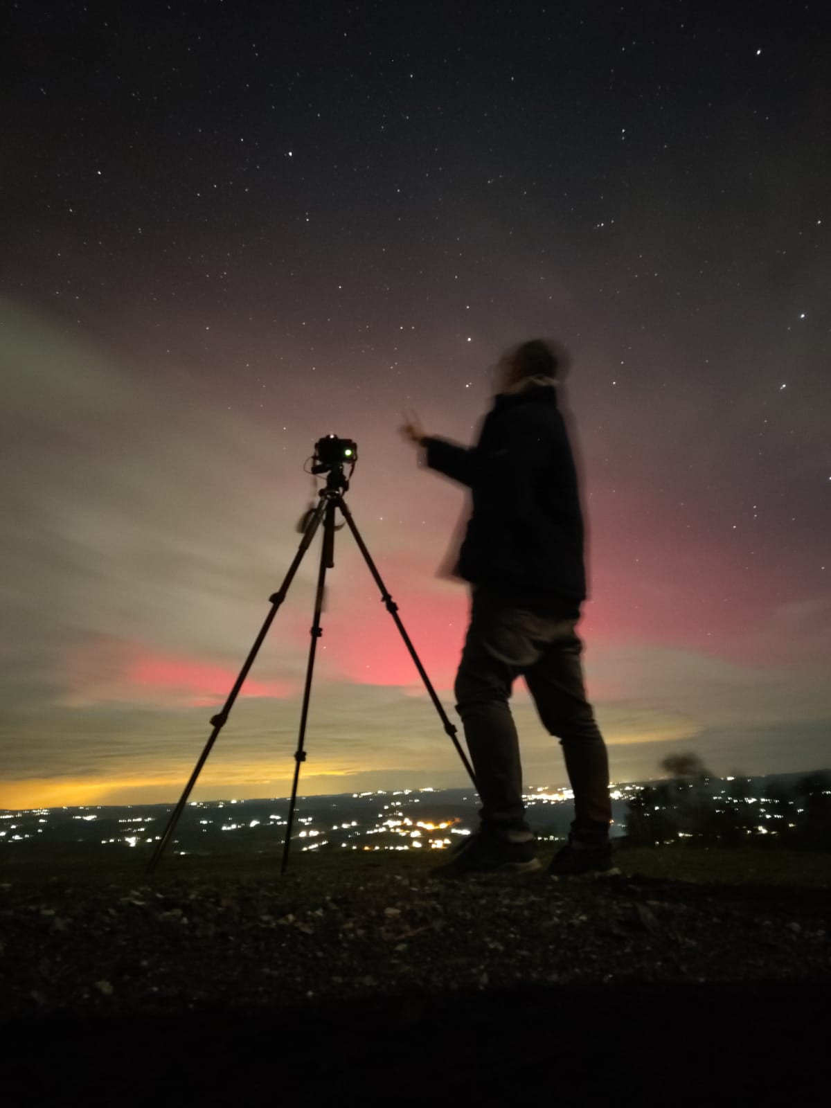 Jose Moiru00e9 tomando imu00e1genes de la aurora en una foto remitida al Galicia por Diante de la CRTVG
