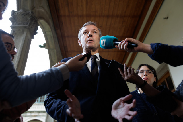 Rueda, acompañado de Lorenzana, realiza declaraciones a los medios.