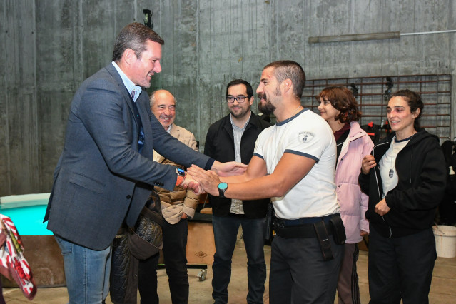 El Conselleiro de Cultura, Lingua e Xuventude, José López Campos, saluda a Maxi Iglesias, uno de los actores