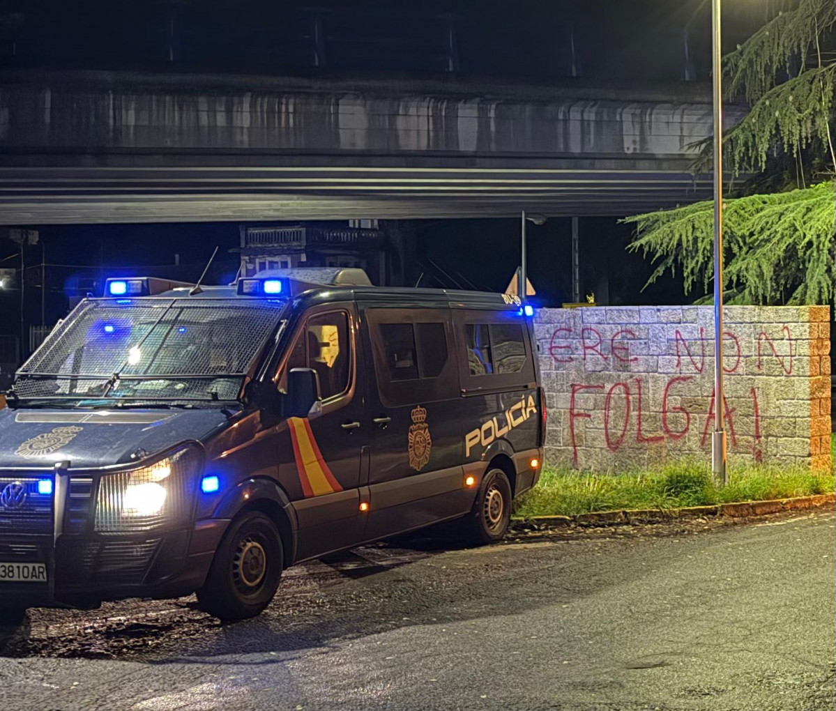 Furgoneta de los antidisturbios protege ENCE