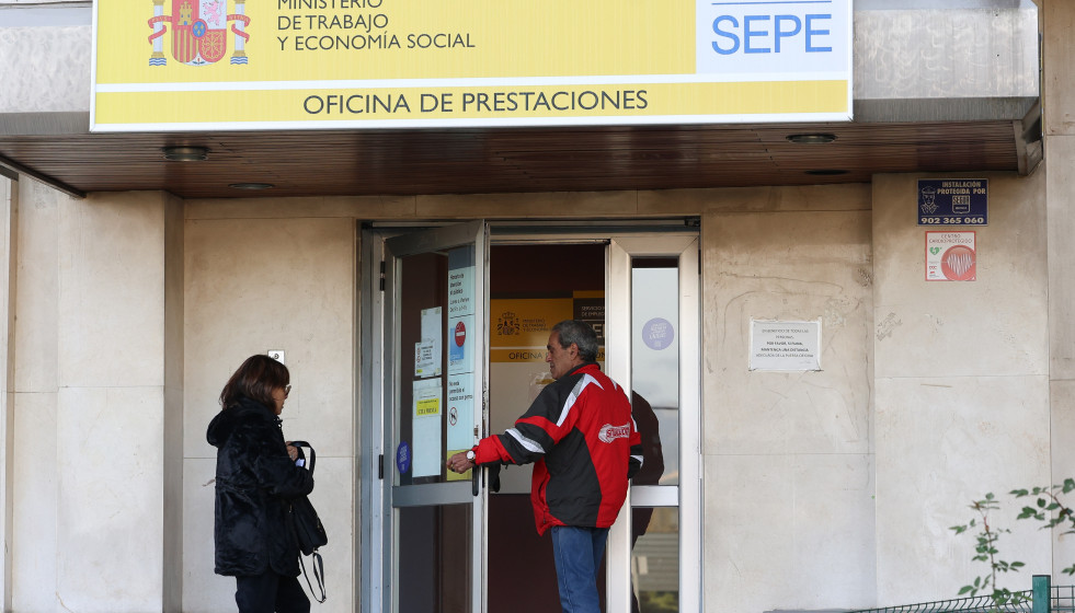 Archivo - Un hombre pasa a una oficina del SEPE, a 3 de diciembre de 2024, en Madrid (España).  El número de parados registrados en las oficinas de los servicios públicos de empleo (antiguo Inem) e