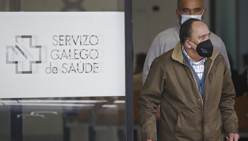 Archivo - Dos hombres salen con mascarilla del Hospital Álvaro Cunqueiro de Vigo, a 10 de enero de 2024, en Vigo, Pontevedra, Galicia (España).