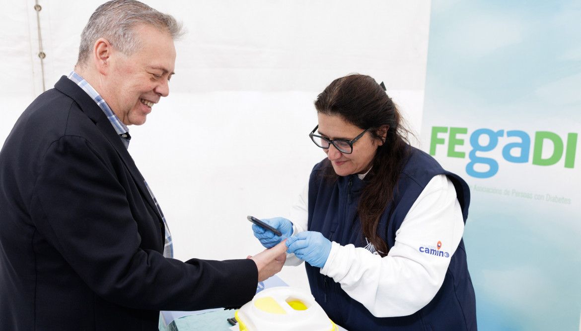 El conselleiro de Sanidade, Antonio Gómez Caamaño, visita a los miembros de la Asociación Compostelana de Diabetes que celebran el Día mundial de la diabetes. Praza do Toural (Santiago de Composte