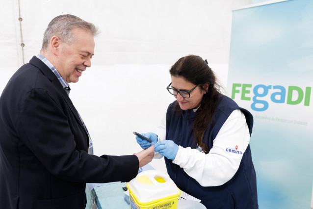 El conselleiro de Sanidade, Antonio Gómez Caamaño, visita a los miembros de la Asociación Compostelana de Diabetes que celebran el Día mundial de la diabetes. Praza do Toural (Santiago de Compostela).