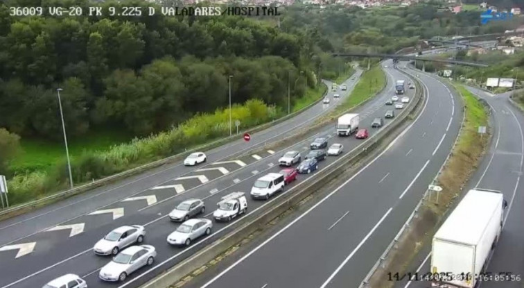 Atasco kilométrico dirección Vigo: desprendimiento de tierra en la VG-20
