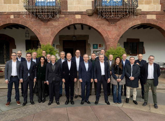 El presidente de Abanca, Juan Carlos Escotet Rodríguez, y el consejero delegado, Francisco Botas, visitan la comarca de Valdeorras (Ourense).