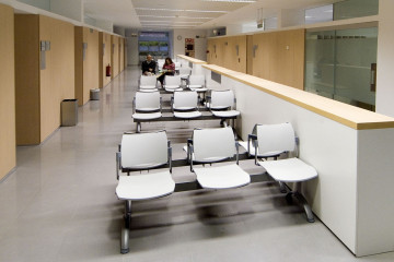 Archivo - Espacio de espera en un centro de atención primaria.
