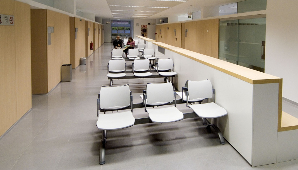 Archivo - Espacio de espera en un centro de atención primaria.
