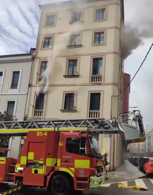 Rescatan a dos jóvenes atrapados por un incendio en su edificio en Santiago de Compostela