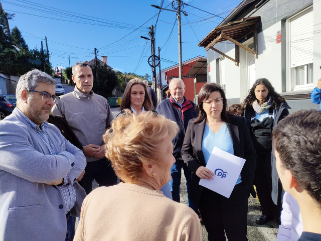 La diputada del PP en el Congreso, Ana Vázquez, y la presidenta del PP de Vigo, Luisa Sánchez, junto a ediles del PP, en un encuentro con vecinos de Cabral, que denuncian los problemas generados por una narcovivienda en la zona.