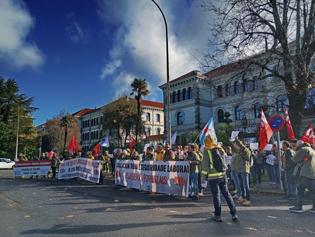 Decenas de trabajadores de prevención de incendios exigen en Santiago mejoras laborales