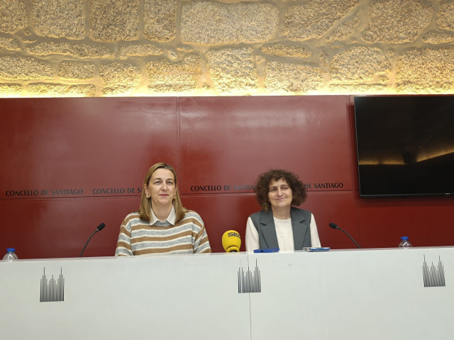 La alcaldesa de Santiago, Goretti Sanmartín, acompañada de la portavoz del Gobierno local, Míriam Louzao