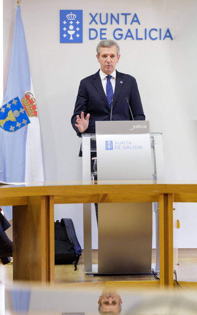 O titular do Executivo galego, Alfonso Rueda, acompañado pola conselleira de Medio Ambiente, Ángeles Vázquez, na rolda de prensa posterior á reunión do Consello da Xunta. Sala do Consello, 17/11/25.
