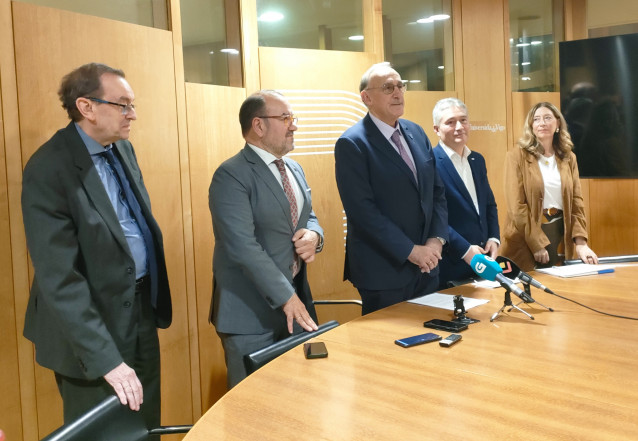 (I-D) José Alberto Díez, Secretario Xeral De Universidades; Antonio López, Rector De La USC; Manuel Reigosa, Rector De La Uvigo;  Ricardo Cao, Rector De La UDC; Y Carmen Balboa, Vicegerente Del Sergas.