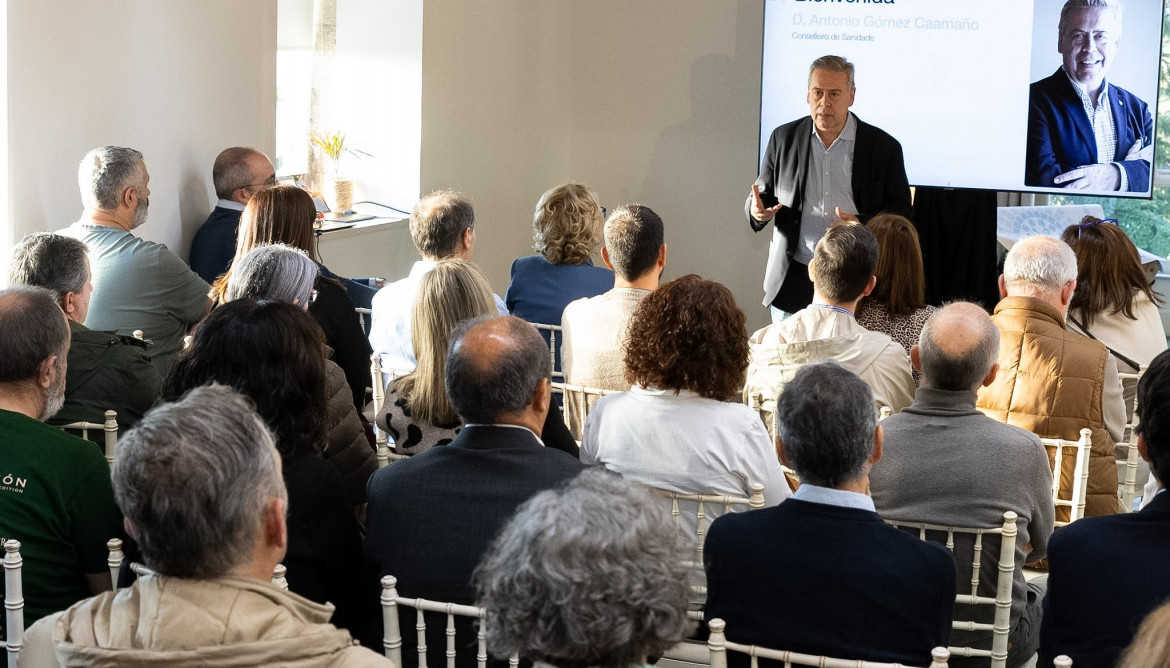 El conselleiro de Sanidade, Antonio Gómez Caamaño, interviene en las jornadas sobre profesionales de Servizos Xerais del Sergas. En Santiago de Compostela