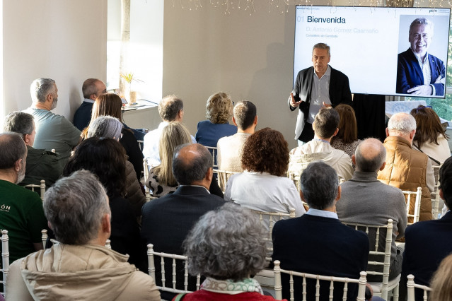 El conselleiro de Sanidade, Antonio Gómez Caamaño, interviene en las jornadas sobre profesionales de Servizos Xerais del Sergas. En Santiago de Compostela